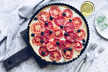 Vegetable tart with tomatoes, ricotta, black olives and thyme