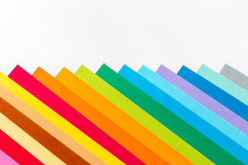 カラフルな帯状パターンとその先端のギザギザ模様