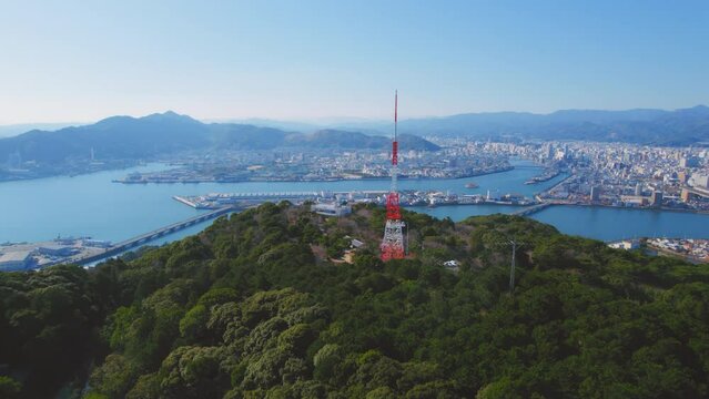 ドローン撮影　晴天の空の下、五台山から望む、高知市街全景 4K UHD