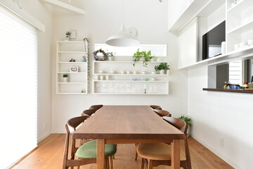 白いダイニングキッチンとテーブル