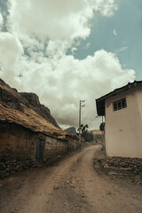 camino a lado de una casa andina para fondos y dise&ntilde;os ...  path next to an Andean house for backgrounds and designs 