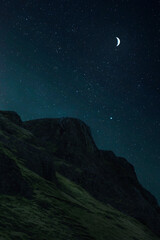 luna creciente junto a una monta&ntilde;a y estrellas para fondos y dise&ntilde;os. ... crescent moon next to a mountain and stars for backgrounds and designs. 