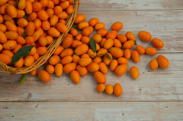 Vista superior del grupo de kumquats frescos en el mercado de comida orgánica. 