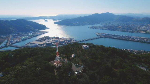 ドローン撮影　晴天の空の下、五台山から望む、高知市街全景 4K UHD