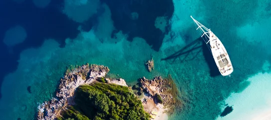 Fototapete Luftaufnahme Strand Wellen und Yacht von oben. Türkisfarbener Wasserhintergrund von oben. Sommermeerblick aus der Luft. Draufsicht von der Drohne. Reisebild