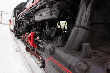 The mechanisms of the old steam locomotive are still working.