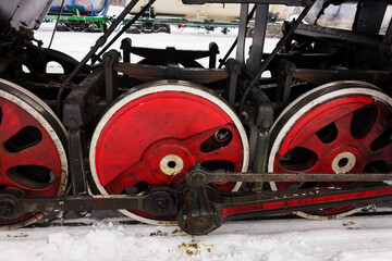 The mechanisms of the old steam locomotive are still working.