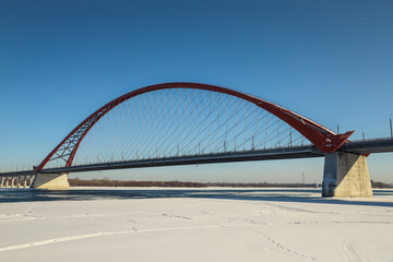 Obraz premium The large red arch bridge in winter close-up