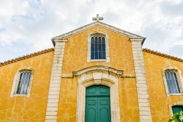 Fototapeta na wymiar Saint-Michel church of the village of Roussillon in the Luberon valley in Provence, France