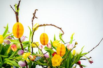 Wielkanocne tło, wiosenne kwiaty, gałązki, jajka. - obrazy, fototapety, plakaty