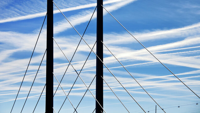 Contrails.  Kondensstreifen