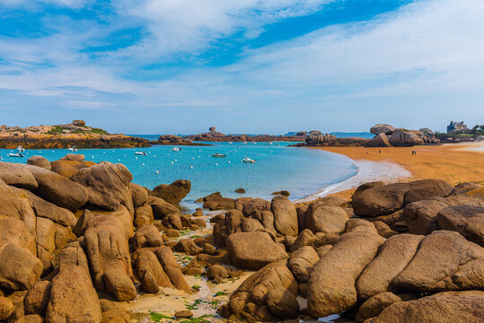 Bucht und Strand mit Booten an der C&ocirc;te de Granit Rose 480419
