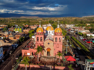 Toma aerea del templo de templo de la virgen, en Tecolotlan, Jalisco, Mexico