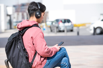ヘッドフォンで音楽を聞く男性