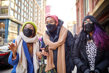 USA, New York City, Friends in face masks in city - obrazy, fototapety, plakaty