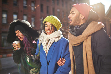 USA, New York City, Smiling friends on street on cold day - obrazy, fototapety, plakaty