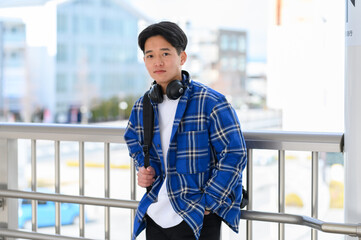 Fototapeta premium カメラ目線のカジュアル男性