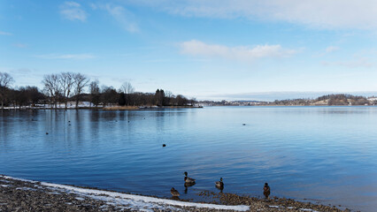 Lac de Haute-Bavière. Les eaux calmes du lac de Tegern (Tegernsee) en hiver vues depuis la jetée...