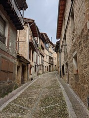 Fototapeta na wymiar Calle pedregosa en el pueblo de frías, Burgos