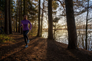 Obraz premium Young woman jogging in forest