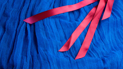 Cuatro cintas rojas sobre tela azul