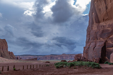 Fototapeta na wymiar Threatening skies in southwest with large stone formations in Monument Valley