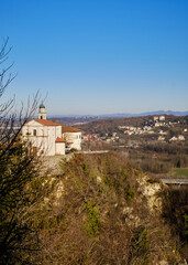 Foto della Chiesa di Santa Limbania scattata dal Belvedere di Rocca Grimalda (AL).