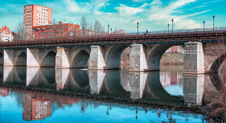 Puente mayor de piedra sobre el río Pisuerga datado del siglo XI en la ciudad de Valladolid,...