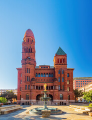Fototapeta premium Sunny view of Courthouse building and Lady of Justice statue