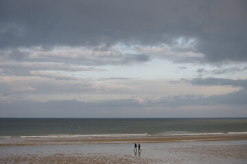 Fototapeta na wymiar Couple en promenade sur la côte normande