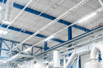 LED-Beleuchtung - Energieeinsparung im Werk - große Industriehalle