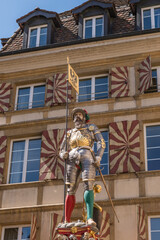 Obraz premium Statue surplombant la fontaine du banneret