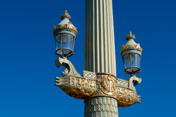 Détail d'une colonne rostrale sur la place de la Concorde à Paris, France. Ces colonnes sont...