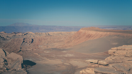 Panoramaansicht des Valle de la Luna (Tal des Mondes) in der Atacama Wüste, welches mit seinem...