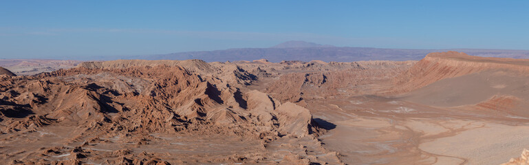 Panorama der roten Fels und Salzformationen des Valle de la Luna (Tal des Mondes) in der Atacama...