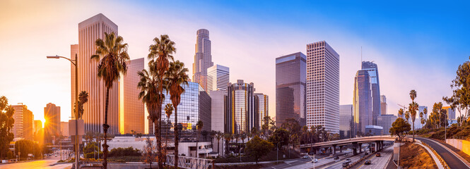 de skyline van Los Angeles tijdens zonsopgang