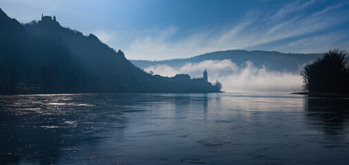 Wachauslihouette Dürnstein im Morgennebel