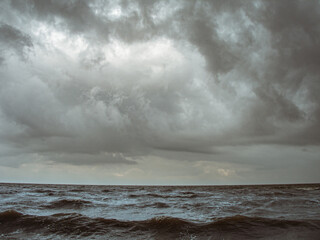Obraz premium Leaden sky over the cold sea