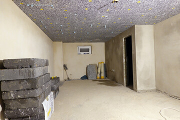 Renovierung eines Kellers mit neuem Putz und Deckenisolierung - 486379317
