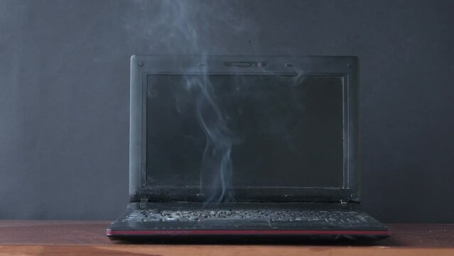 A laptop smoked on the table, the battery and contacts malfunctioned and ignited, a short circuit, CAUSE OF THE FIRE.