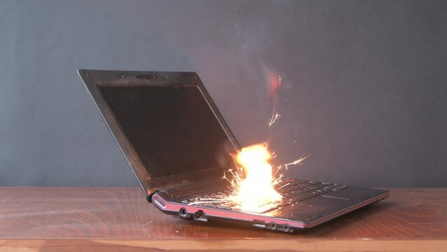 The laptop caught fire on the table, flames and sparks, ignition of the battery and contacts, short circuit, CAUSE OF FIRE.