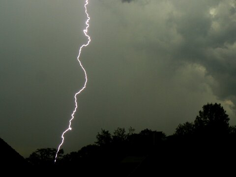 Blitz vor Gewitterwolken
