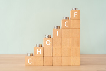 「CHOICE」と書かれた積み木とコイン
