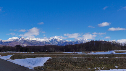 冬の八ヶ岳青空と厳冬の雪山風景