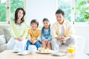 ソファーに座る家族