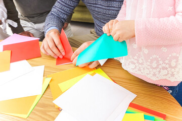 折り紙をする子ども