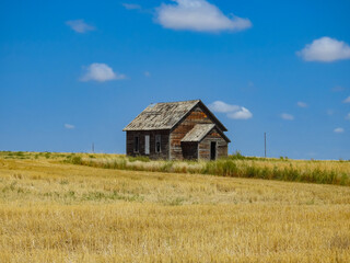 Fototapeta na wymiar abandoned one-room house on the prairie