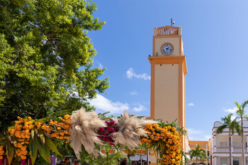 Obraz premium San Miguel de Cozumel, Mexico, Central Plaza and colorful colonial city downtown streets during peak months of high tourist season.