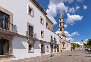 Obraz premium Central Mexico, Aguascalientes catholic churches, colorful streets and colonial houses in historic city center near Cathedral Basilica, one of the main city tourist attractions.