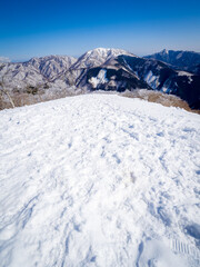 Fototapeta na wymiar 快晴の雪山からの景色